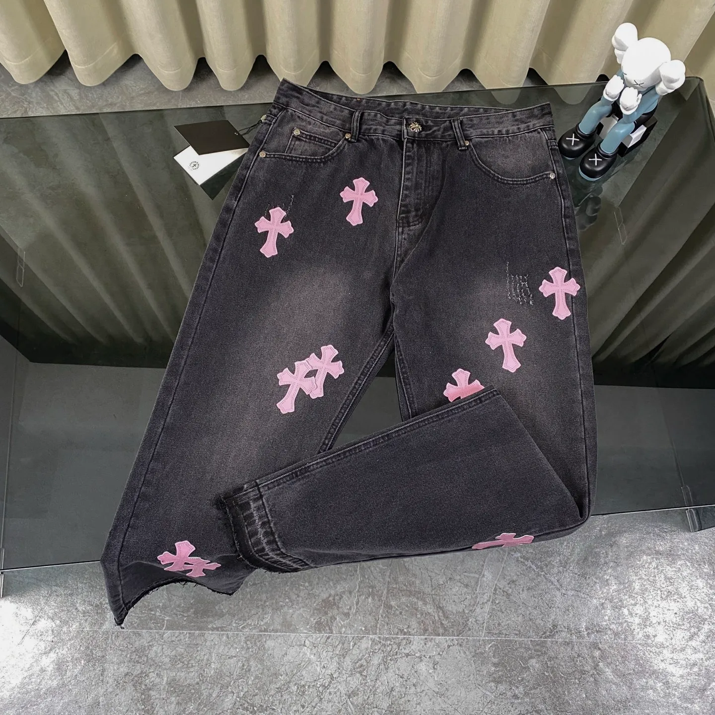 🅿️240 Correct version Chroe Hets CH black pink leather jeans, counter price 4W level, patchwork cross pattern embellishment, women's high-waisted washed jeans! ! Absolutely high-end luxury products, 1.9W level god-level single products, super popular products, built with top heavy industry, a magic weapon that cannot be missed [About Zangyin] This is an extremely luxurious fashion brand that can also be called the aristocrats of the high street. It has always been an exclusive brand for some hipsters or rich second generations. Compared with ordinary high streets, it is more luxurious and noble. Compared with luxury brands, it has a more fashionable personality and has always been a brand that I have a special liking for. A6632 [Top heavy industry fashionable design] Consistently high-street luxury style creation. Speaking of this style, the Zangyin family and GU family are definitely the leading representative brands. Especially the Zangyin family has really achieved a state-of-the-art effect in creating high-street style. The color system of this model is made of unique washed materials. It is already quite eye-catching. It is decorated with pink patchwork cross flowers, which cleverly highlights the charm of the brand. Secondly, this model uses classic The classic high-waist cutting design highlights the long legs and the fashionable temperament of the upper body. The brand is highly recognizable and the slim fit configuration is more suitable for daily wear. This product is a product that interprets personality, fashion, and specifications at a glance. This single product is enough to make any fan excited. It can be a white T-shirt for youthful preppy style, or a tight sling for royal lady style. It has strong matching ability and can be easily controlled by men.  [Material and craftsmanship] Needless to say, this point goes without saying. As an excellent craftsman brand, Zangyin has really perfect requirements for details and craftsmanship. The washed color of this model has gone through so many processes, not to mention the embellishment of the denim appliqués. It is also purely handmade and sewn. Just like what they believe in, only handmade things have soul and have the meaning of wear. A top-notch heavy-duty fashionable denim item, I look forward to your perfect interpretation! ! 28-34 corresponds to S-XL